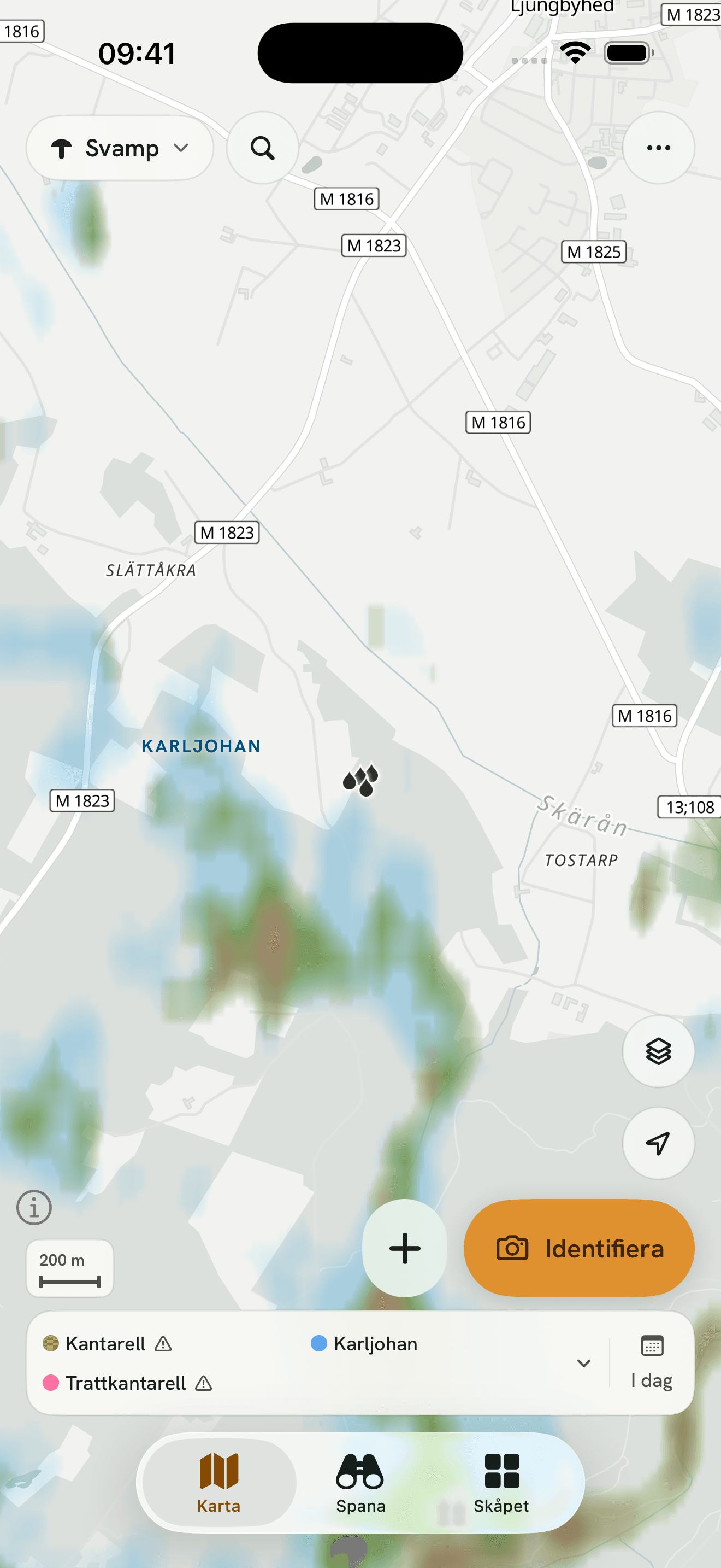 Nederkanten av fliken Karta på en iPhone: svampmark målad i färg, artraden och de tre flikarna Karta, Spana och Skåpet.